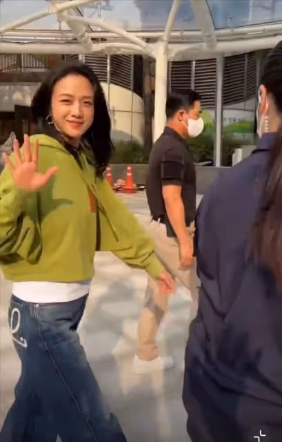 湯唯首爾街頭被偶遇,大氣回應婚變傳聞,被中韓粉絲熱情表白