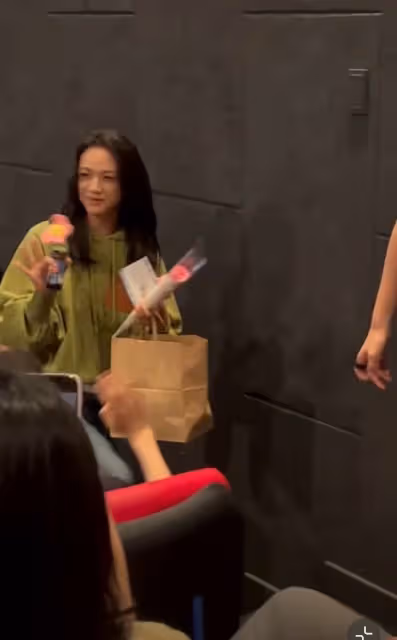 湯唯首爾街頭被偶遇,大氣回應婚變傳聞,被中韓粉絲熱情表白