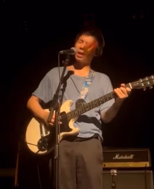 知名樂隊演唱時突發意外!台下觀眾朝主唱扔煙盒,險些砸傷眼睛
