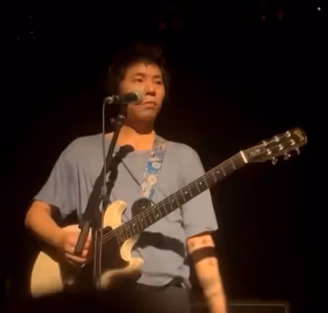 知名樂隊演唱時突發意外!台下觀眾朝主唱扔煙盒,險些砸傷眼睛