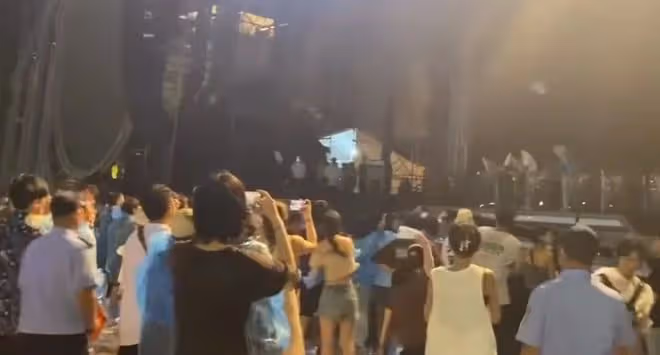 知名樂隊演唱時突發意外！台下觀眾朝主唱扔煙盒，險些砸傷眼睛