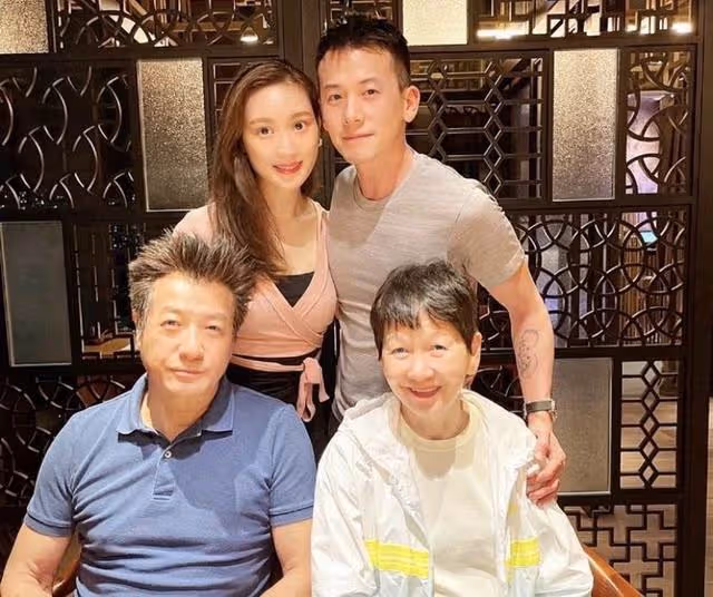 恭喜!TVB知名老戲骨將升級做爺爺,與兒媳臉貼臉親密合照引熱議