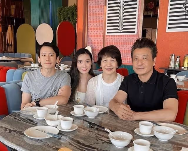 恭喜!TVB知名老戲骨將升級做爺爺,與兒媳臉貼臉親密合照引熱議