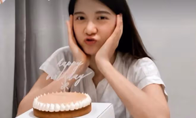 林宣妤慶26歲生日!嘟嘴賣萌心情極佳,簽李澤楷公司1年首演女主