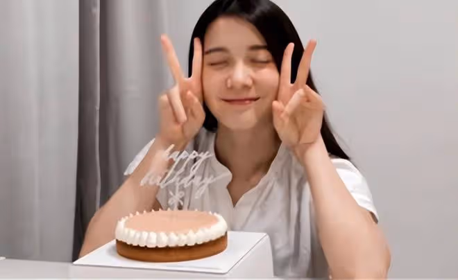 林宣妤慶26歲生日!嘟嘴賣萌心情極佳,簽李澤楷公司1年首演女主
