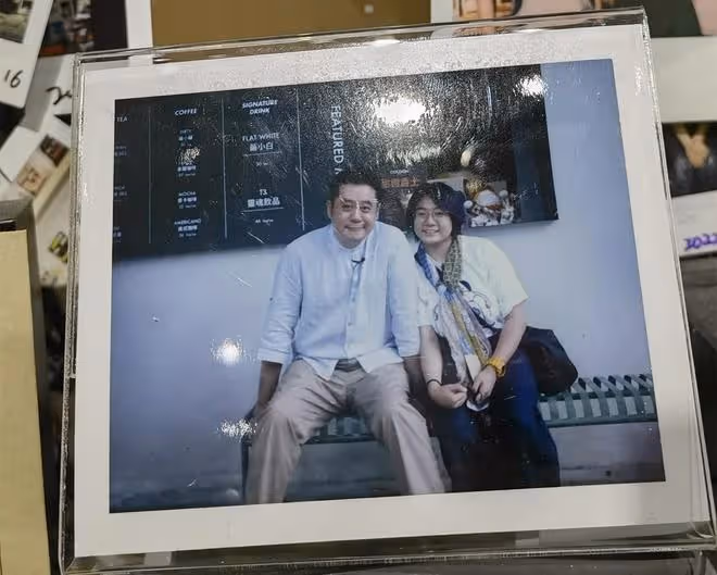 麥長青罕曬父女合影,22歲女兒長相甜美,隨老爸定居廣州打拚事業