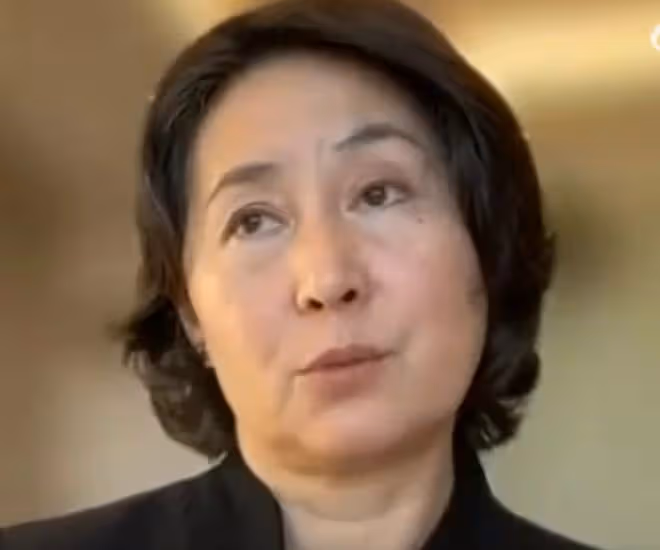 何超儀喪母后首現身!戴3隻大金鐲走紅毯顯闊氣,模特老公罕同行