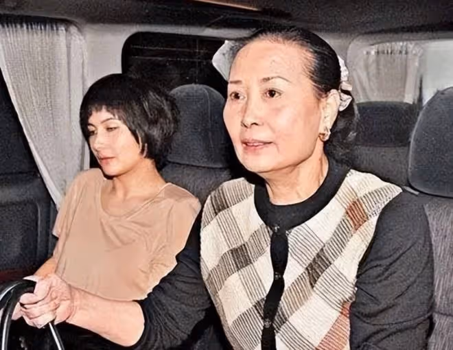 何超儀喪母后首現身!戴3隻大金鐲走紅毯顯闊氣,模特老公罕同行