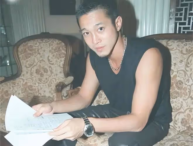 何超儀喪母后首現身!戴3隻大金鐲走紅毯顯闊氣,模特老公罕同行