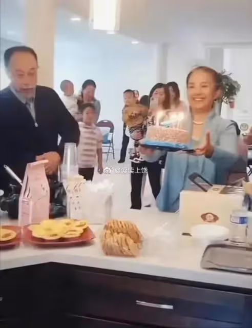 呂麗萍哀悼安倍,配圖2朵花9個哭泣的表情,網友表示理解張豐毅
