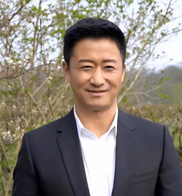 呂麗萍哀悼安倍,配圖2朵花9個哭泣的表情,網友表示理解張豐毅