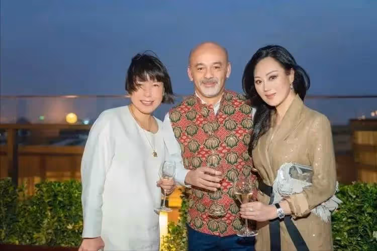 敗光2個「億萬男人」家產,獨自還清2.5億債務,如今她「成頭部網紅」再成億萬富婆