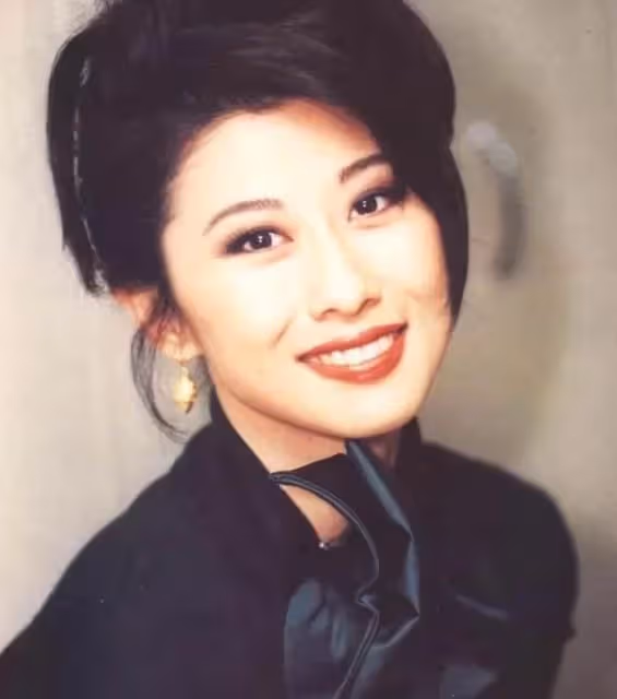 60歲葉倩文自認「根本沒比王菲紅」不在乎名利 此生「嫁給自己偶像」活得瀟灑就夠了!