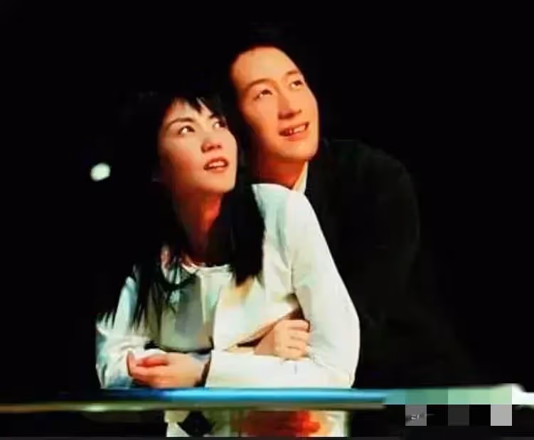 人生贏家!天后前夫「娶嬌妻秀恩愛」 王菲不甘落後:與謝霆鋒複合8年「愛情滋潤」53歲凍齡如少女