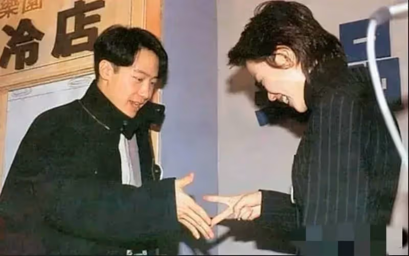 人生贏家!天后前夫「娶嬌妻秀恩愛」 王菲不甘落後:與謝霆鋒複合8年「愛情滋潤」53歲凍齡如少女