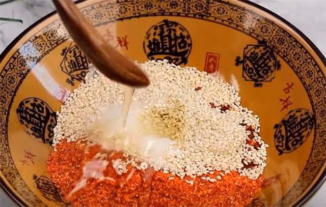 辣椒油怎麼做才好吃？跟28年老廚師學的方法，夏天拌什麼吃都香
