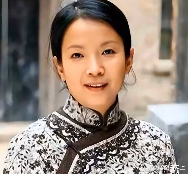 因流淚悼念安倍晉三,影后呂麗萍遭到網暴,迫於壓力偷偷刪除微博