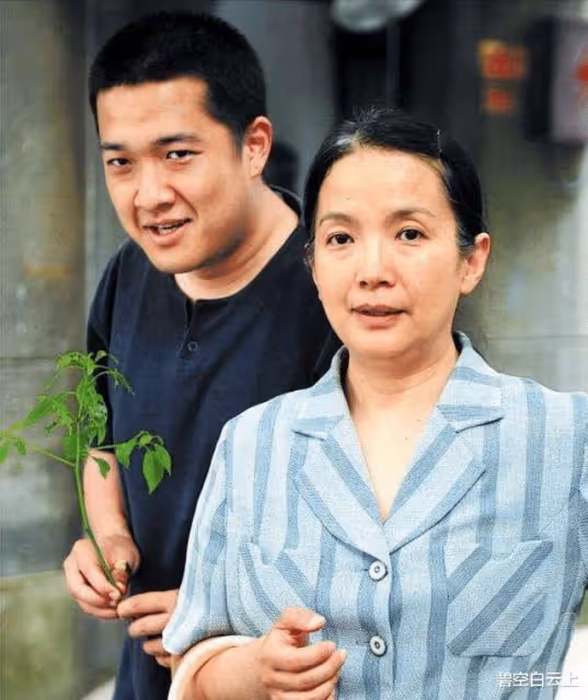因流淚悼念安倍晉三,影后呂麗萍遭到網暴,迫於壓力偷偷刪除微博