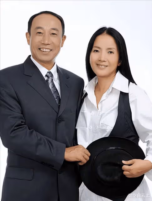 因流淚悼念安倍晉三,影后呂麗萍遭到網暴,迫於壓力偷偷刪除微博