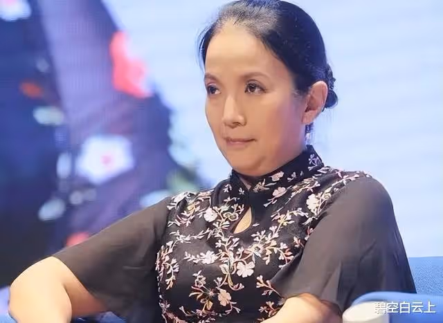 因流淚悼念安倍晉三,影后呂麗萍遭到網暴,迫於壓力偷偷刪除微博