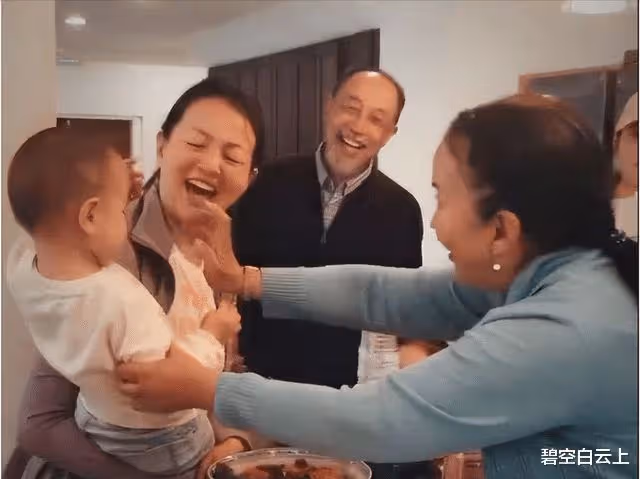 因流淚悼念安倍晉三,影后呂麗萍遭到網暴,迫於壓力偷偷刪除微博