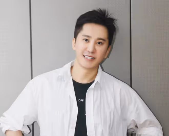 53歲毛寧近照大變認不出!眼凸臉尖被疑整容,台上商演熱舞好賣力