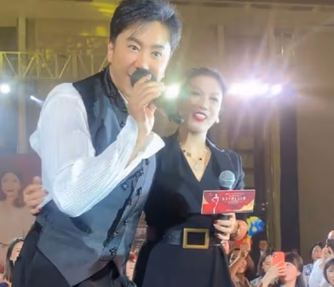 53歲毛寧近照大變認不出!眼凸臉尖被疑整容,台上商演熱舞好賣力