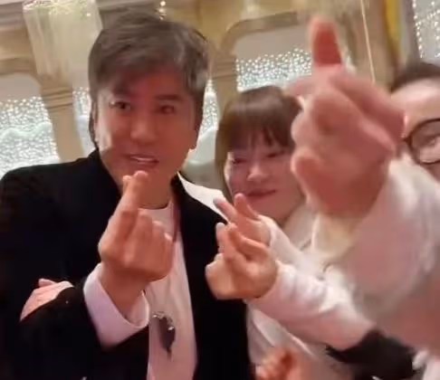 53歲毛寧近照大變認不出!眼凸臉尖被疑整容,台上商演熱舞好賣力