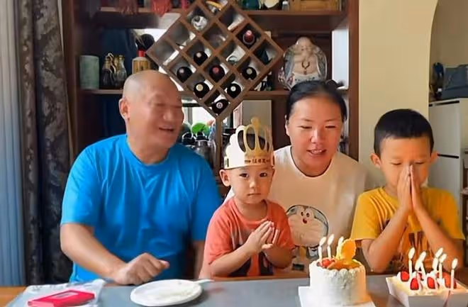 59歲謝東為兒子慶4歲生日!蛋糕簡陋環境溫馨,父子倆同框似爺孫