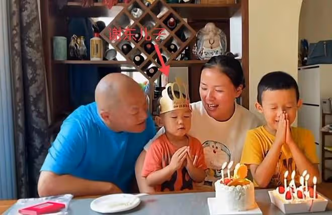59歲謝東為兒子慶4歲生日!蛋糕簡陋環境溫馨,父子倆同框似爺孫