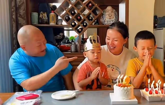 59歲謝東為兒子慶4歲生日!蛋糕簡陋環境溫馨,父子倆同框似爺孫