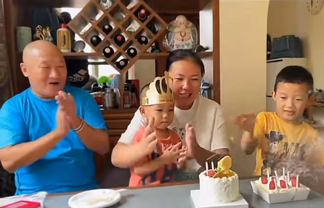 59歲謝東為兒子慶4歲生日!蛋糕簡陋環境溫馨,父子倆同框似爺孫