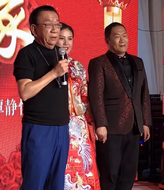 59歲謝東為兒子慶4歲生日!蛋糕簡陋環境溫馨,父子倆同框似爺孫