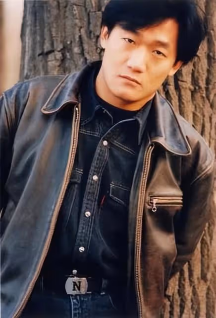 59歲謝東為兒子慶4歲生日!蛋糕簡陋環境溫馨,父子倆同框似爺孫