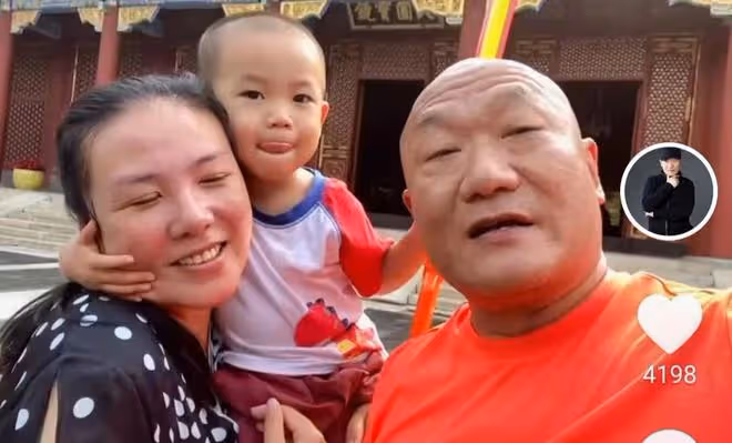 59歲謝東為兒子慶4歲生日!蛋糕簡陋環境溫馨,父子倆同框似爺孫