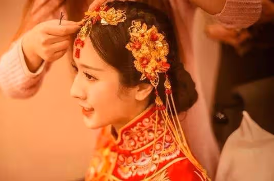 婚禮現場婆婆當眾扇兒媳耳光,隨後新郎的六個巴掌,打了父母的臉