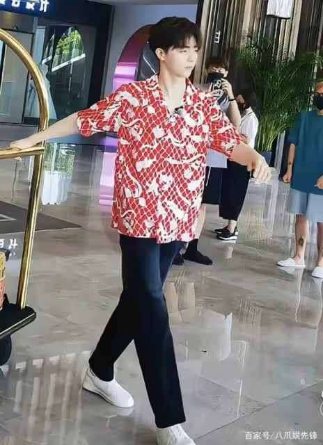 《中餐廳6》正式錄製,譚松韻張若昀遭溜粉,殷桃無濾鏡照似少女