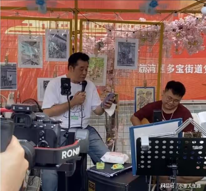 53歲著名港星在廣州街頭唱歌，態度親和接地氣，毫無明星架子