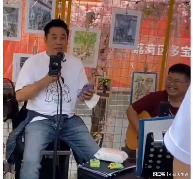 53歲著名港星在廣州街頭唱歌，態度親和接地氣，毫無明星架子