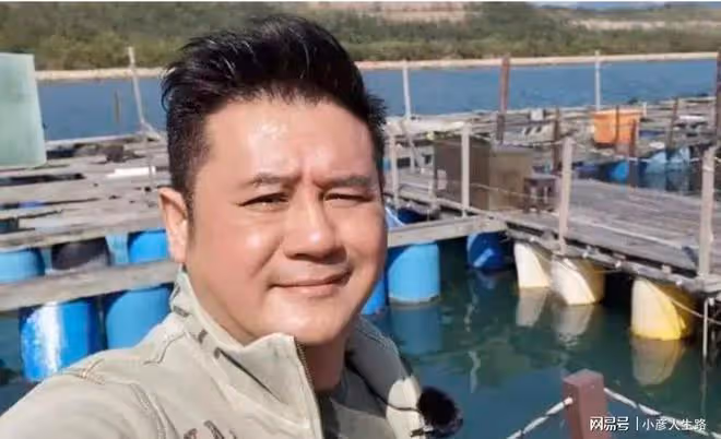 53歲著名港星在廣州街頭唱歌，態度親和接地氣，毫無明星架子