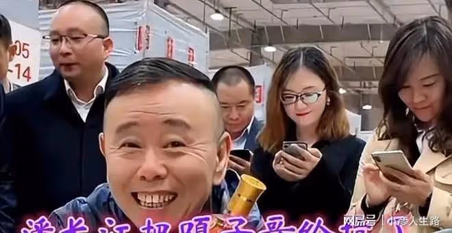 潘長江女兒潘陽透露父親近況,愁眉不展疑患抑鬱症