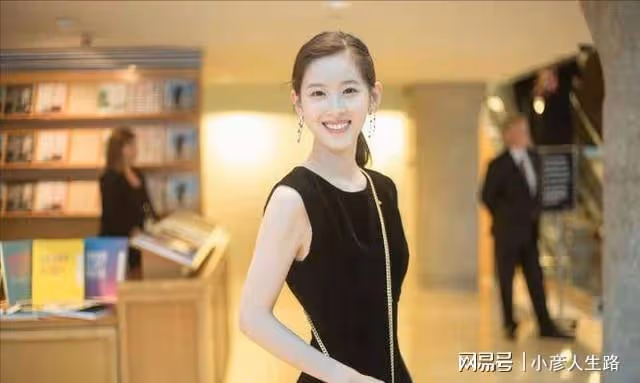 繼劉強東事件後,章澤天出席晚宴引爭議,鼻子像蕭亞軒下巴像劉翔