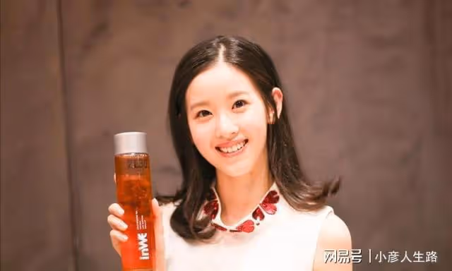 繼劉強東事件後,章澤天出席晚宴引爭議,鼻子像蕭亞軒下巴像劉翔