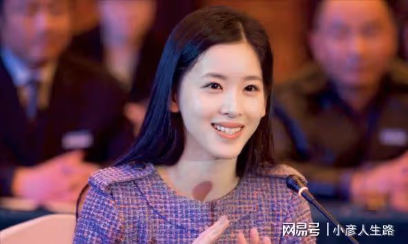繼劉強東事件後,章澤天出席晚宴引爭議,鼻子像蕭亞軒下巴像劉翔
