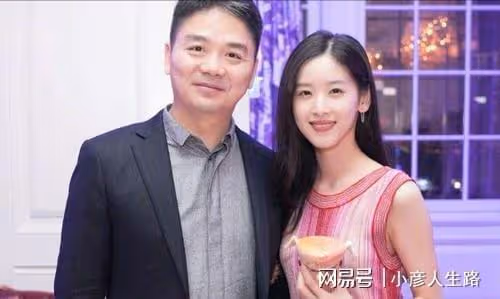 繼劉強東事件後,章澤天出席晚宴引爭議,鼻子像蕭亞軒下巴像劉翔