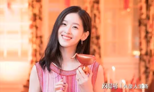 繼劉強東事件後,章澤天出席晚宴引爭議,鼻子像蕭亞軒下巴像劉翔