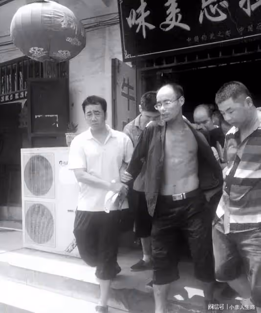 2013年,男子因為一擔糞連殺5人,逃亡兩天後被抓
