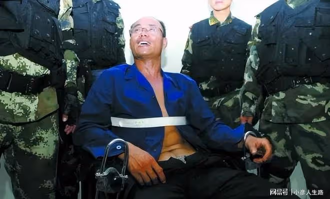 2013年,男子因為一擔糞連殺5人,逃亡兩天後被抓