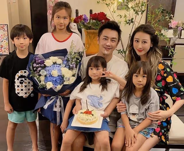 知名港星曬照慶祝結婚11年!妻子生了四胎,穿上泳裝身材依舊豐滿