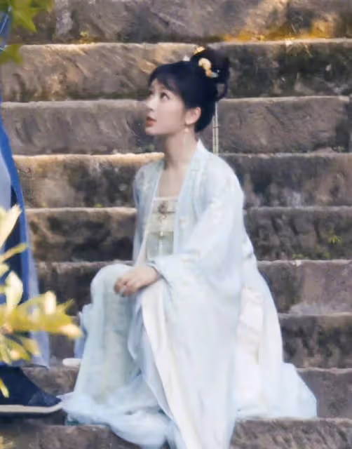 楊紫新劇《長相思》再惹爭議,借烈士陵園拍戲,網友發文怒斥劇組